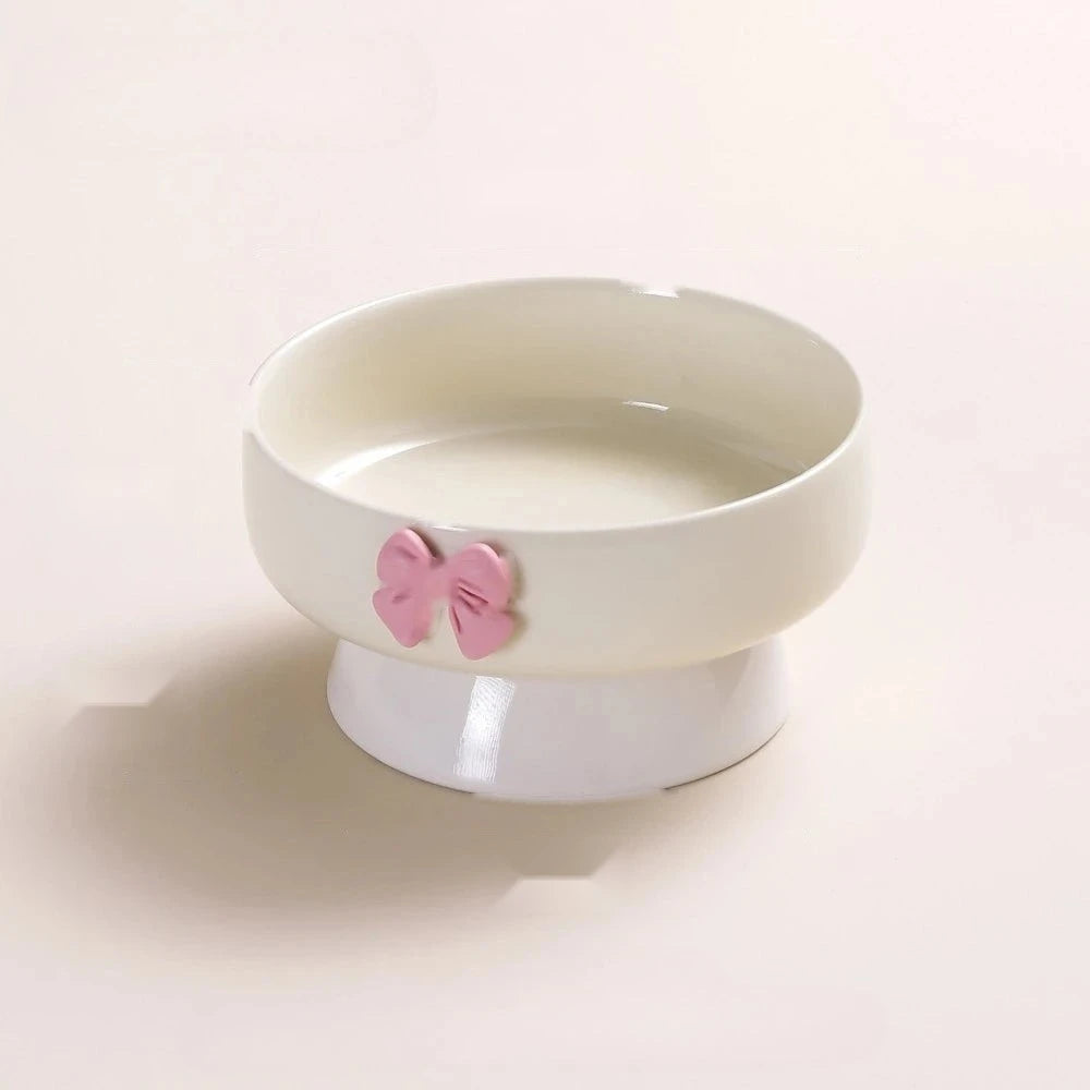 Bol surélevé en céramique avec nœud, coloris blanc crème, vue de trois quarts